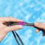 Occhialini da nuoto grigi con chiusura rosa, tenuti da due mani.