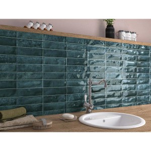 Design parete con piastrelle t.b.t. turchesi in bagno sopra il lavandino.