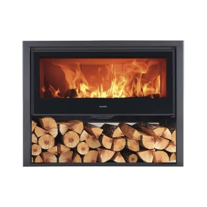 Stufa a legna t.b.t. con legna e fuoco acceso.