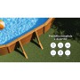 Piscina Gre Pacific Ovale effetto legno su prato. Mostra parete in acciaio, acqua blu, palla e icone accessori (skimmer, filtro, scala).