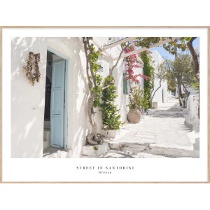 Quadro: Vicolo a Santorini, Grecia, con case imbiancate a calce e accenti blu.
