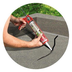 Applicazione di sigillante su una guaina bituminosa con una pistola per cartucce.