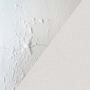 Dettaglio di una parete con pittura per interni t.b.t., che mostra differenze di texture.