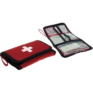 Kit di pronto soccorso da campeggio: Borsa rossa con croce bianca e scomparto aperto con bende.