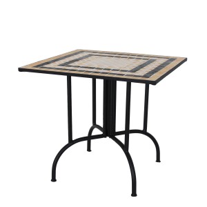 Tavolo da giardino quadrato con piano a mosaico e struttura in metallo nero.