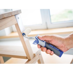 Mano che dipinge il legno con rullo in feltro LUX (6 cm, 2 pz.). Rullo per verniciare senza striature.