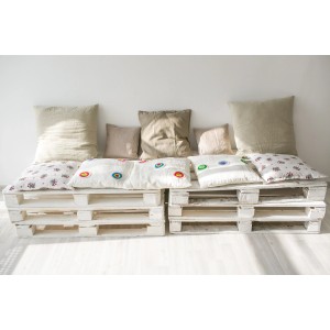 Mobili fai-da-te con pallet: Euro pallet verniciati di bianco con cuscini come seduta.