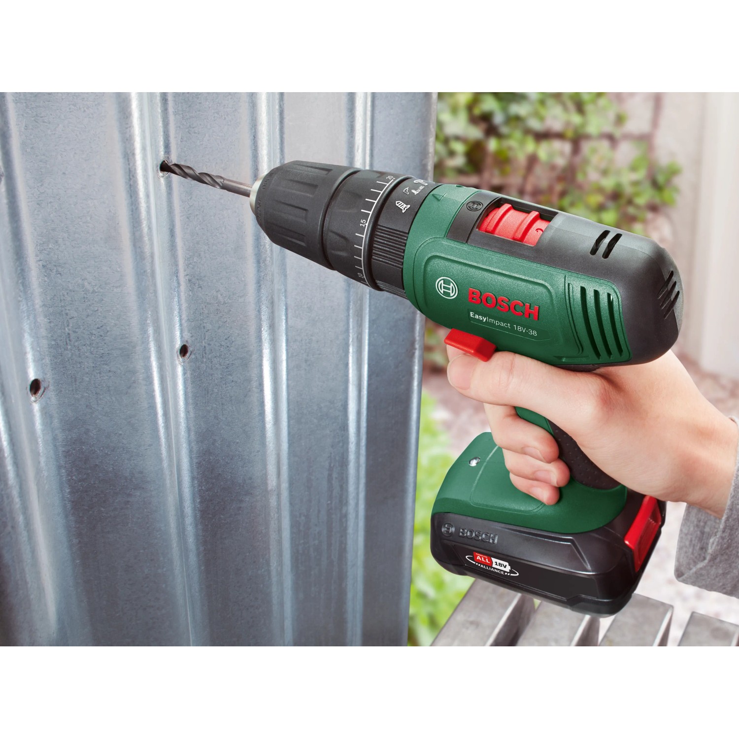 Avvitatore a percussione a batteria Bosch fora il metallo, 18V, con batteria e custodia.