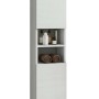 Mobile bagno colonna bianco con vano a giorno per asciugamani e accessori.