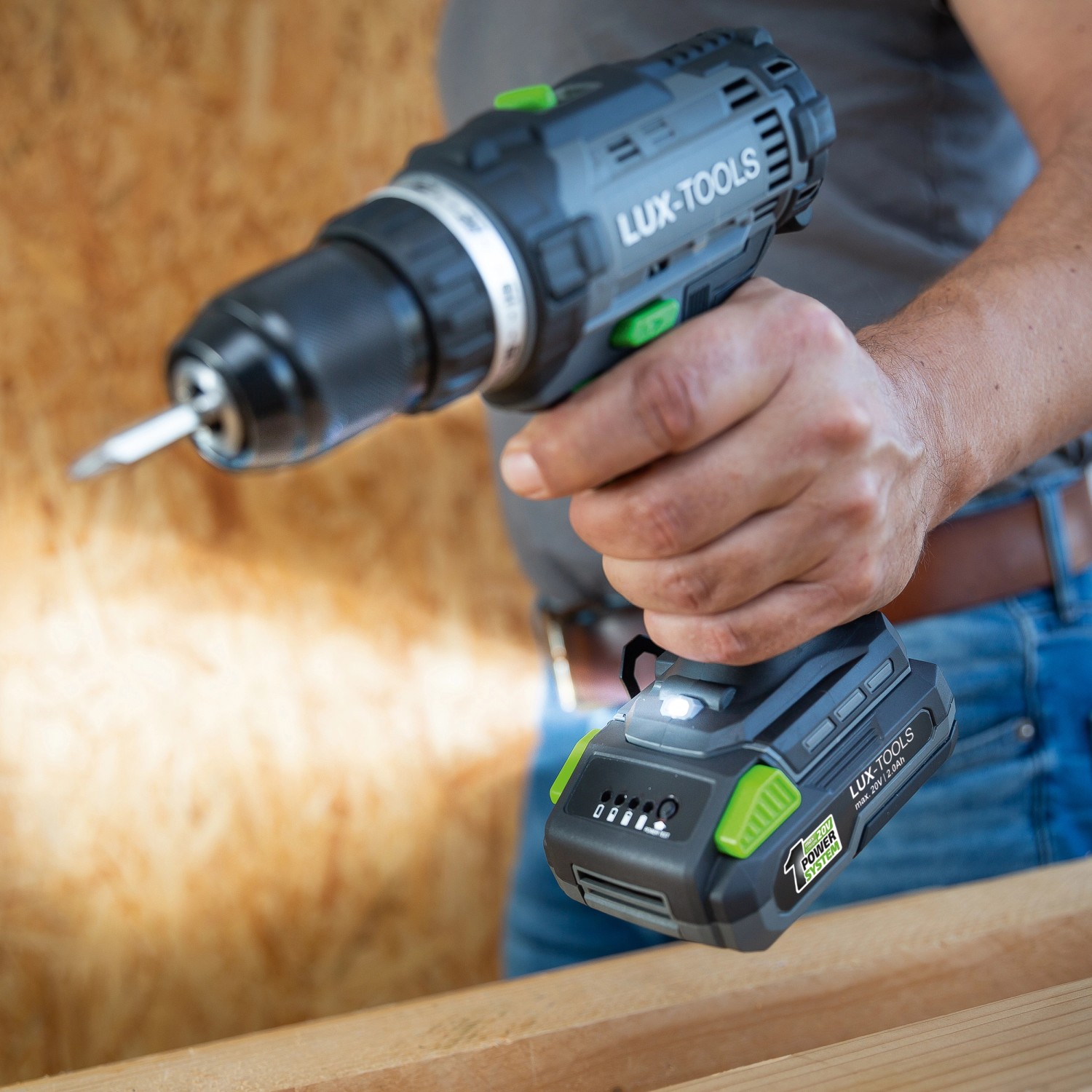 Trapano avvitatore a batteria LUX del set di macchine 3in1 in azione, ideale per avvitare e forare.