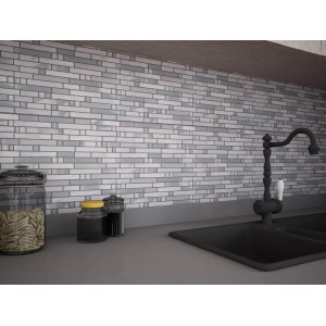 Piastrelle mosaico t.b.t. nei toni del grigio e del bianco come paraschizzi in una cucina.