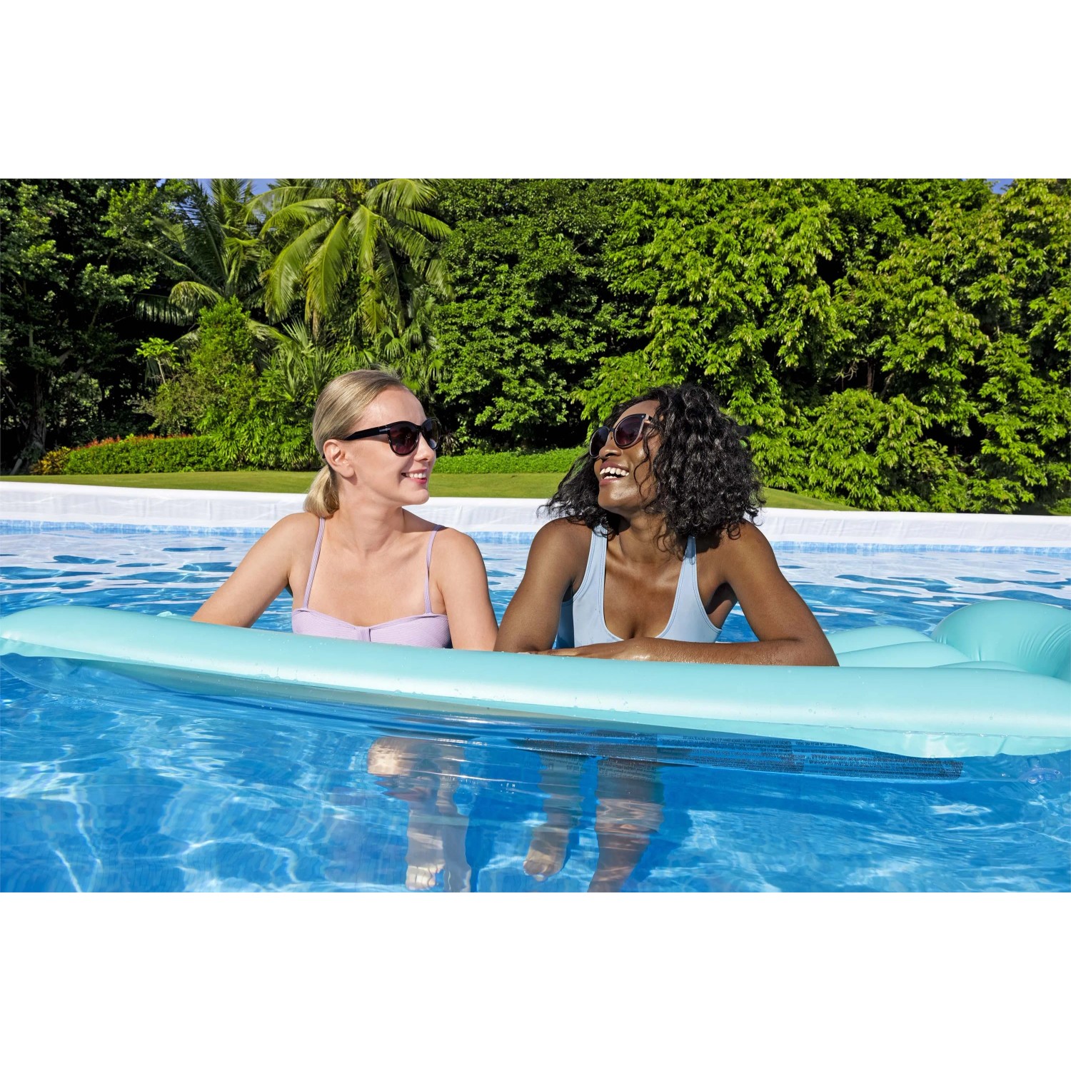 Due donne si rilassano su un materassino in piscina. Categoria: Piscine fuori terra.