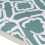 Dettaglio del cuscino della sedia impilabile Prata con motivo bianco/écru.