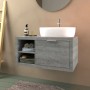 Mobile bagno grigio con lavabo d'appoggio e asciugamani. Arredo bagno.