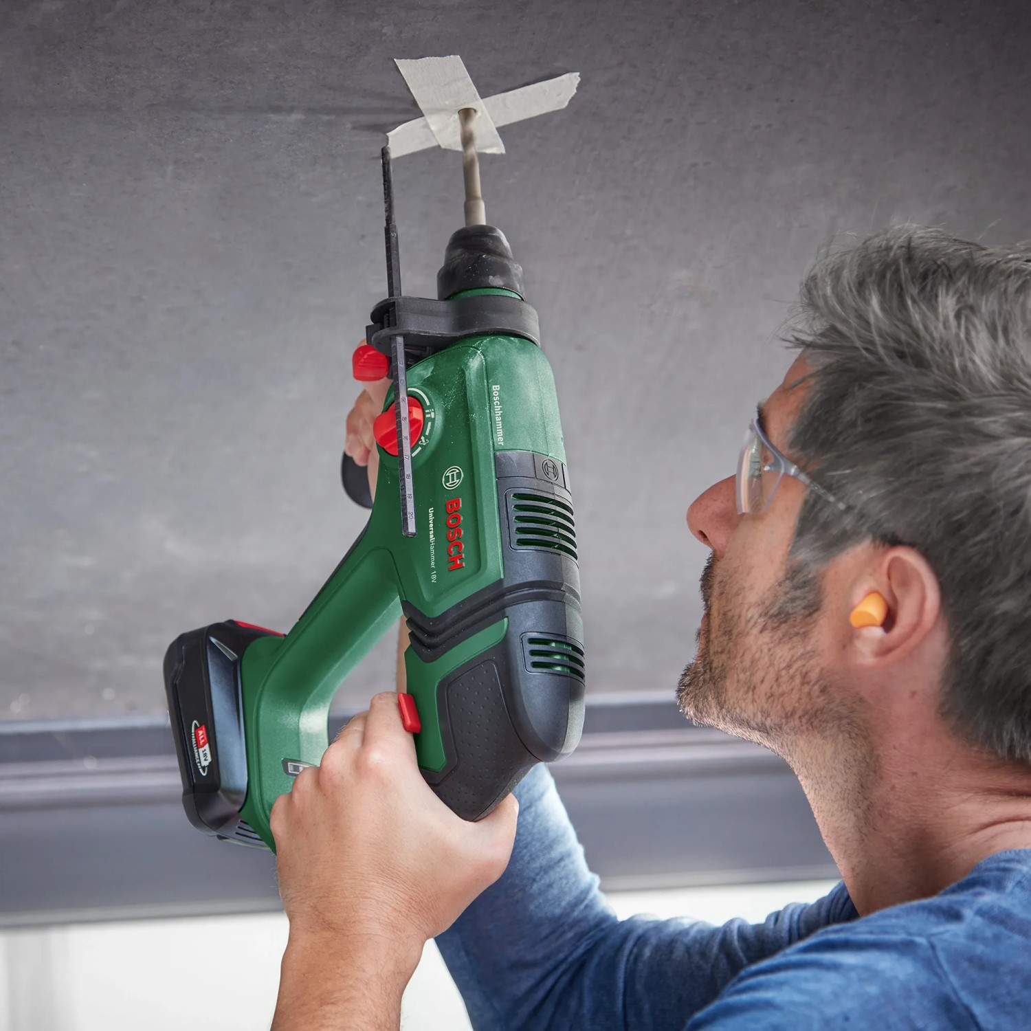 Trapano a percussione a batteria Bosch UniversalHammer 18V che fora il soffitto.