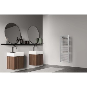 Radiatore bianco t.b.t. in bagno moderno con lavabi e specchi.