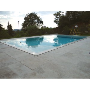 Piscina con pavimentazione esterna t.b.t. in beige.