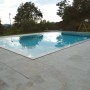 Piscina con pavimentazione esterna t.b.t. in beige.