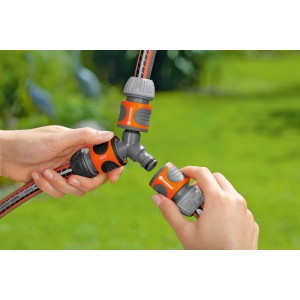 Gardena Raccordo a T per sistema di irrigazione, montaggio in giardino.