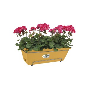 Fioriera da esterno gialla con gerani rosa.