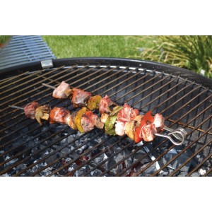 Spiedini con carne e verdure sulla griglia. Accessori per barbecue.