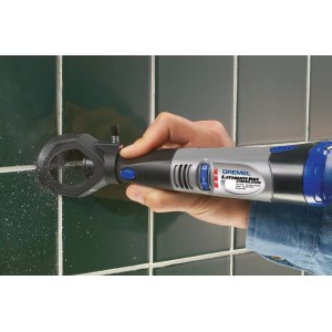 Dremel 570 fresa per fughe in uso per rimuovere lo stucco tra le piastrelle.