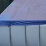Telo di copertura blu per piscina per proteggere dallo sporco.