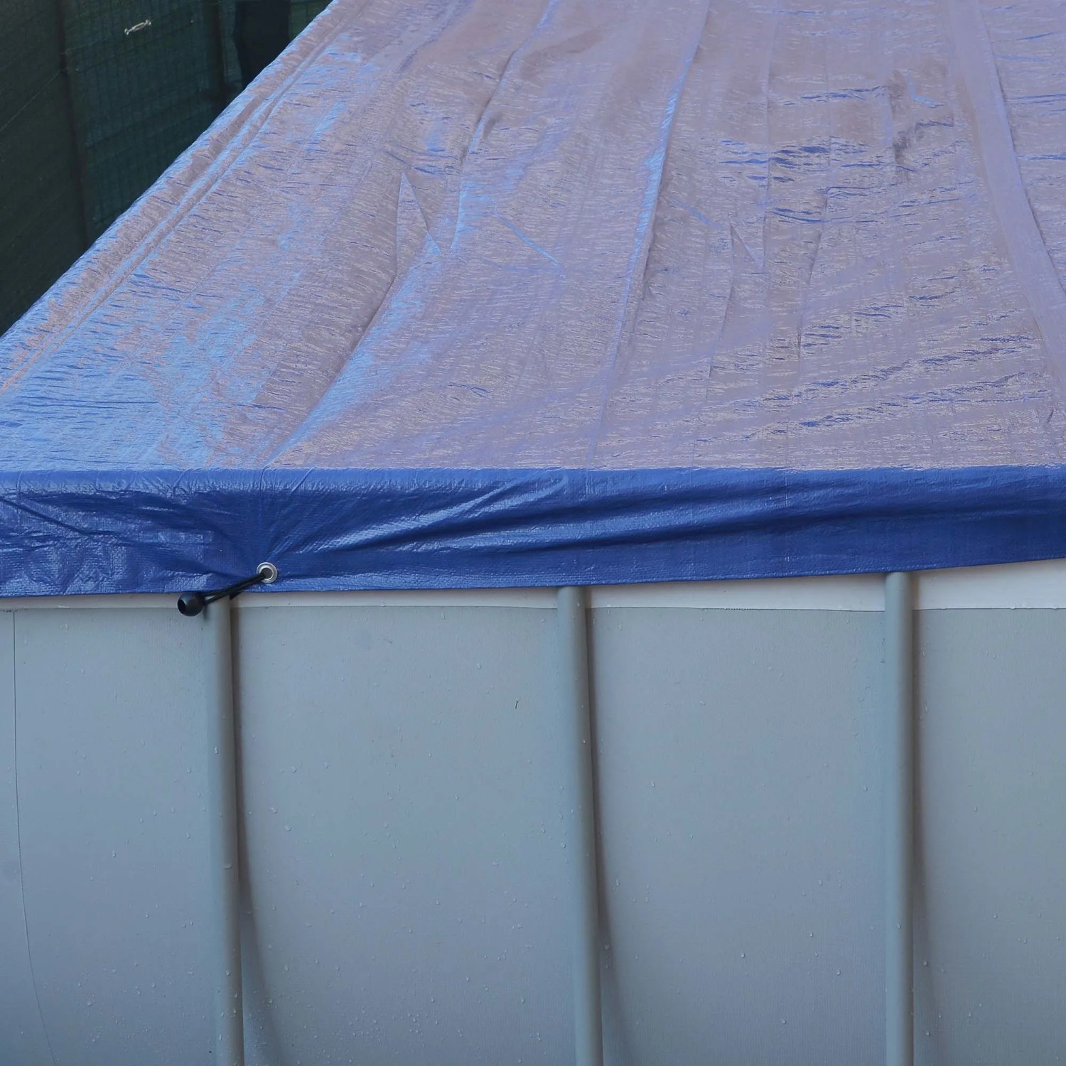 Telo di copertura blu per piscina per proteggere dallo sporco.