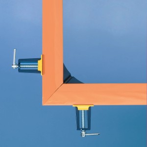 Morsetto per angoli LUX Classic che fissa un telaio arancione a 90 gradi.