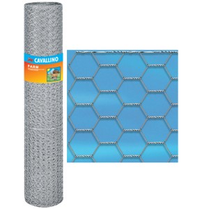 Rete metallica esagonale arrotolata, nota anche come rete per polli, per uso in giardino.