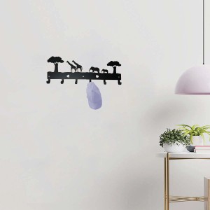 Organizer armadio nero con motivi animali e ganci per abbigliamento.