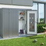 Armadio da giardino Biohort Gr. 230, grigio quarzo metallizzato, con ante aperte e accessori in giardino.