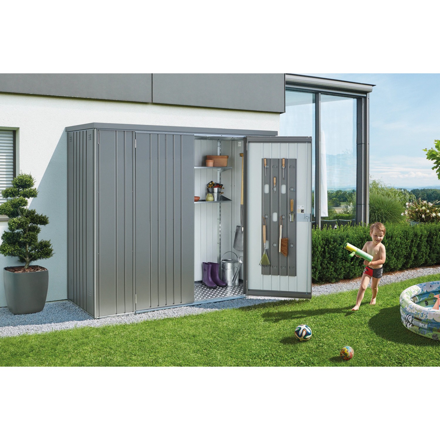 Armadio da giardino Biohort Gr. 230, grigio quarzo metallizzato, con ante aperte e accessori in giardino.