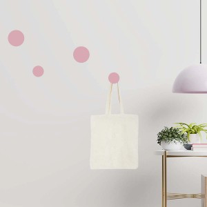 Appendiabiti t.b.t. con borsa di stoffa su parete con decorazioni.