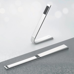 Moderna lampada da scrivania t.b.t. in metallo argentato, due diverse posizioni.