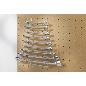 Set di chiavi inglesi su pannello forato, porta attrezzi.