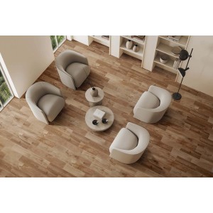 Piastrelle per pavimenti effetto legno, abbinate a poltrone e tavolini.