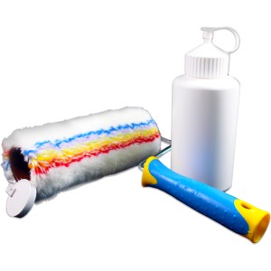 Rullo per pittura con strisce colorate e flacone di vernice.