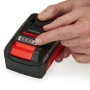 Batteria Einhell Power X-Change 18V 4Ah con indicatore di carica in mano