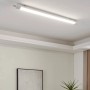 Plafoniera stagna a LED Eglo Slim bianca (110,5 cm) a soffitto.