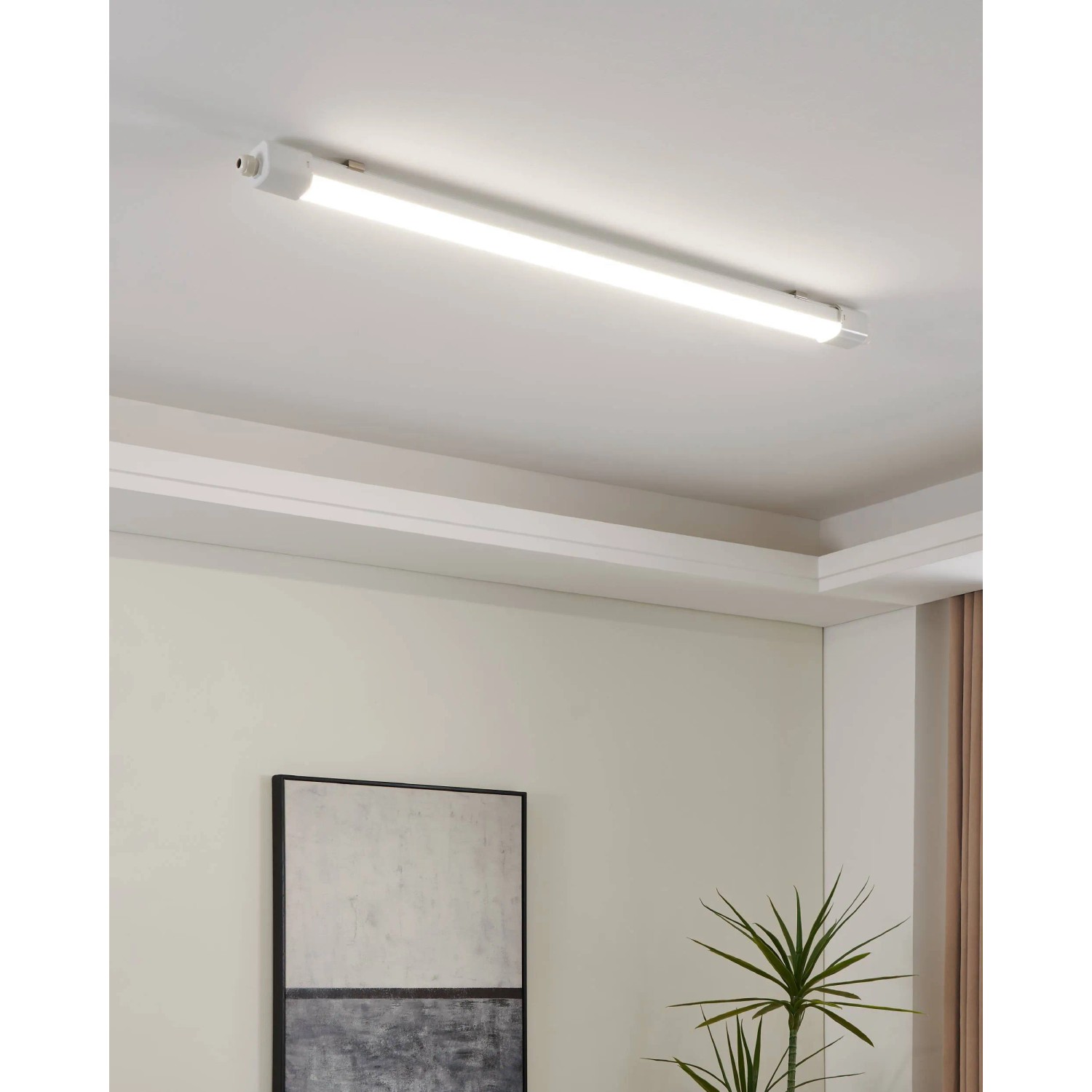 Plafoniera stagna a LED Eglo Slim bianca (110,5 cm) a soffitto.