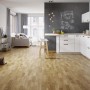 Pavimento in parquet t.b.t. chiaro posato in cucina-soggiorno.