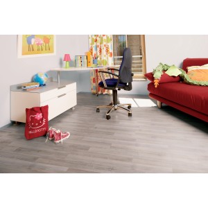 Pavimento laminato chiaro in una stanza per bambini con scrivania e divano rosso.