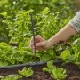 Tubo di prolunga Gardena (20 cm) per ugelli a spruzzo nel sistema Micro-Drip in uso.