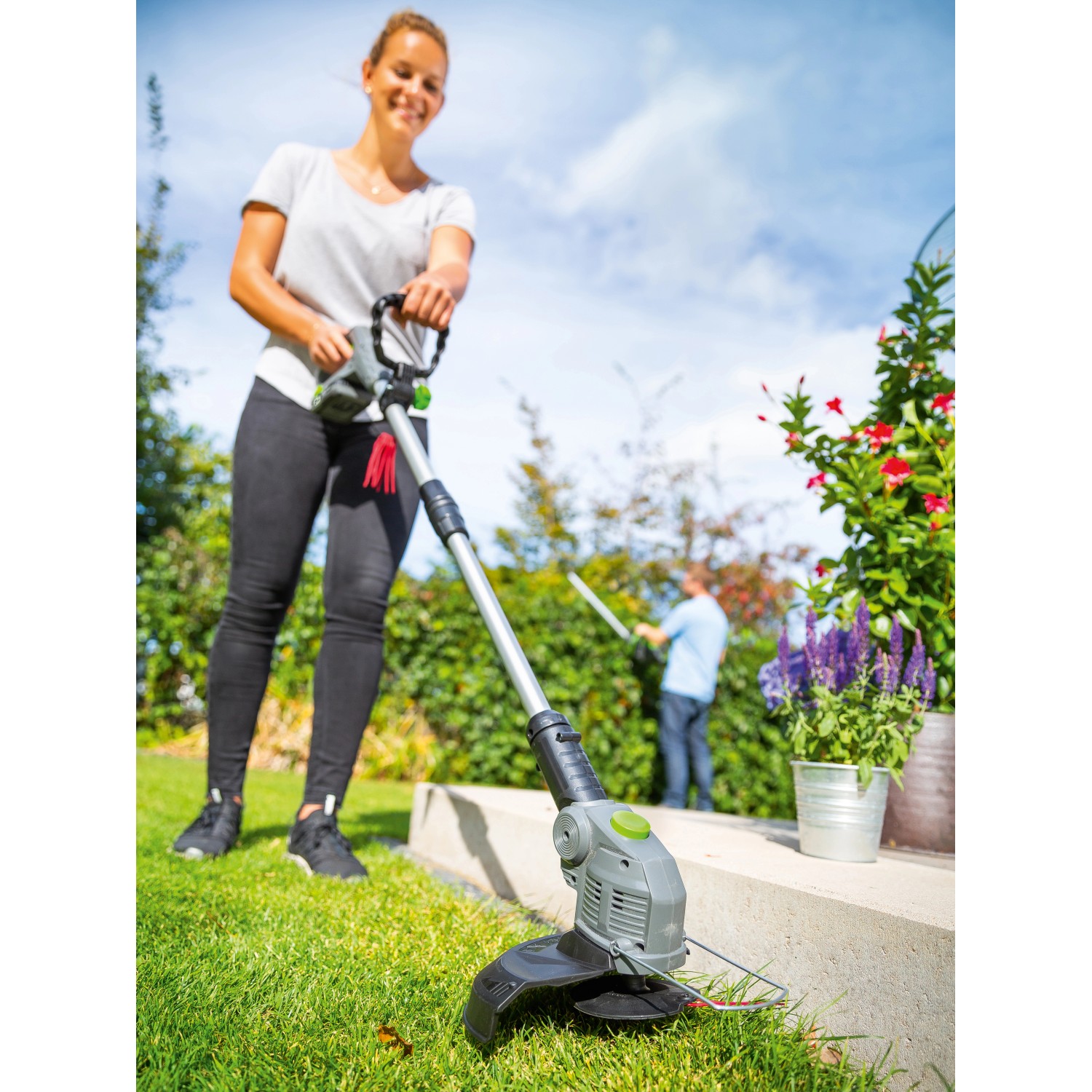 Tagliasiepi a batteria LUX A-HS-2x20/61 in uso in giardino. Tagliasiepi senza fili per tagli precisi.