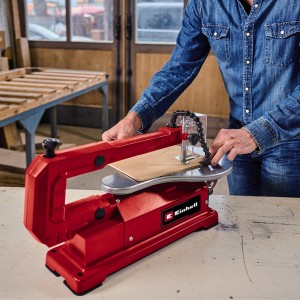 Einhell Seghetto alternativo TC-SS 406 E in uso: Sega rossa che taglia un pezzo.