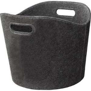 Cesto in feltro grigio con manici per legna da ardere e accessori.
