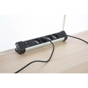 Multipresa t.b.t. con 4 prese e porte USB.