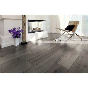 Pavimento laminato grigio in soggiorno con camino e poltrona.