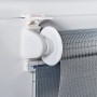 Dettaglio di una tenda a rullo t.b.t. grigia con supporto bianco.